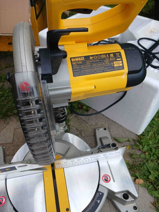 Торцовочная пила Dewalt DW714-KS