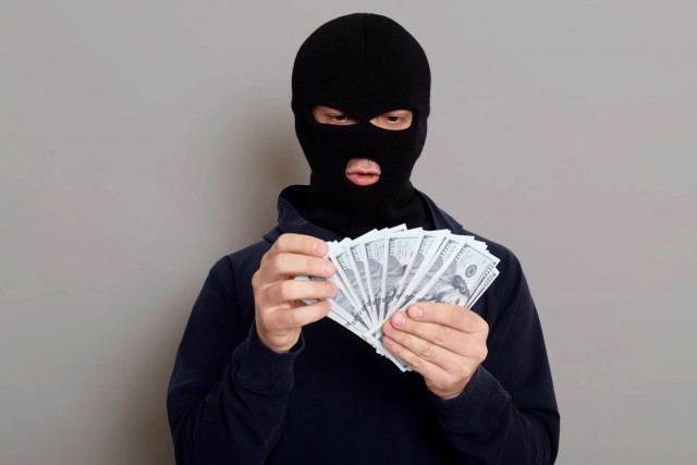 Золотом и наличкой. Пожилая петербурженка отдала мошенникам рекордные 160 млн рублей