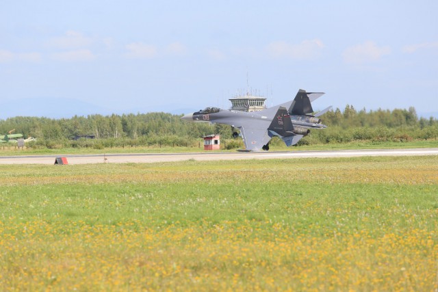 Су-35С зацепился крылом за ВПП во время посадки.