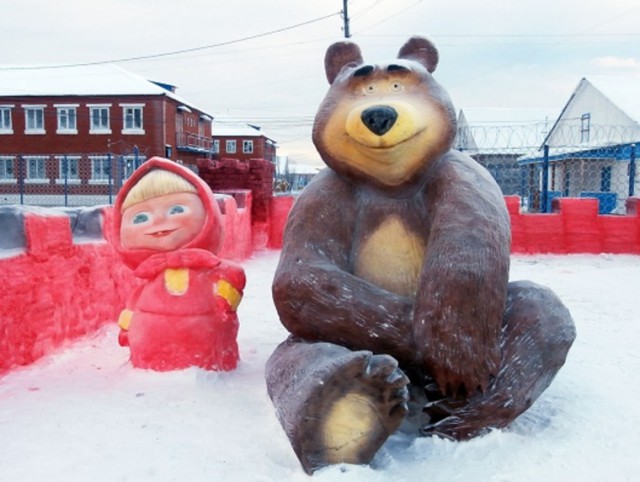Свердловские зэки слепили из снега Машеньку и Медведя. И других персонажей мультфильмов.