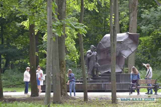 Памятник Талькову…