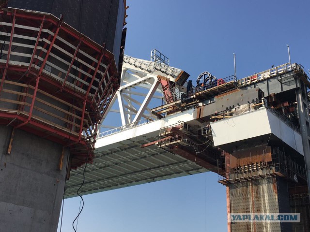 Строители подняли железнодорожную арку Крымского моста на проектную высоту – 35 метров над уровнем моря