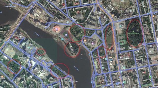 Екатеринбург: чоповцы под руководством полиции огораживают сквер. Полностью