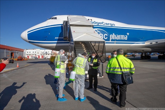 Как дезинфицируют самый большой грузовой Боинг-747 ABC Cargo