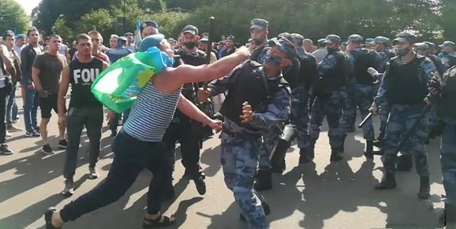 Бойцы ВДВ подрались с росгвардейцами в Парке Горького 