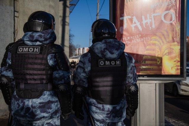 "Страна, которой нет" и "Полная дичь". Фото силовиков на фоне вывесок и надписей