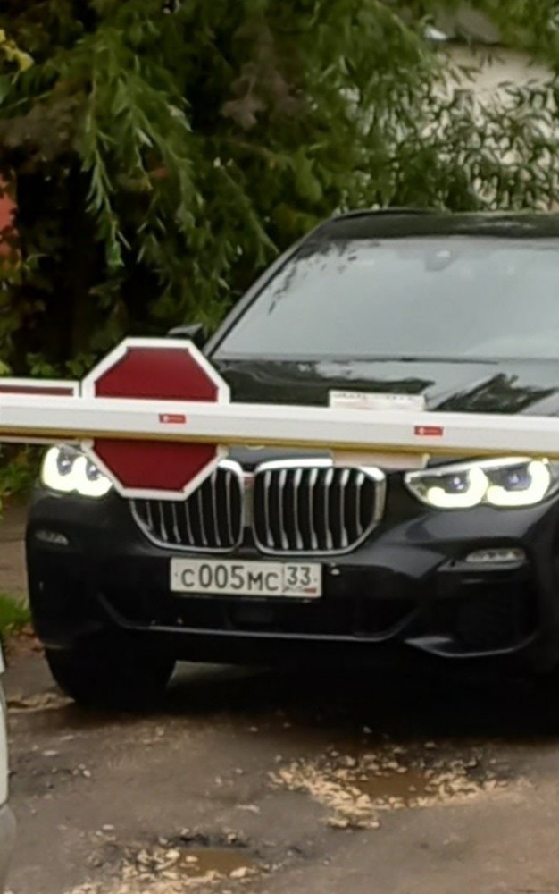 Во Владимирской области водитель BMW сознательно перекрыл проезд в больницу автомобилям скорой медицинской помощи