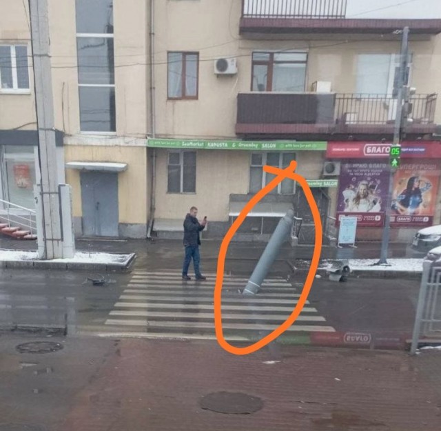 Это пешеходный переход возле конного рынка в Харькове