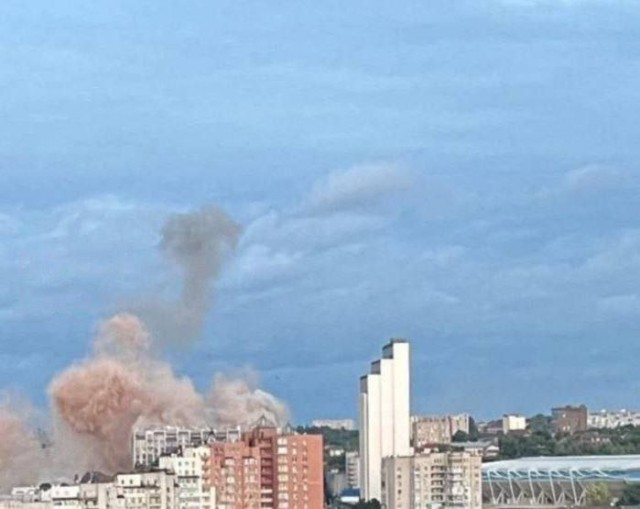 Момент прилета ракеты в Таганроге попал на видео