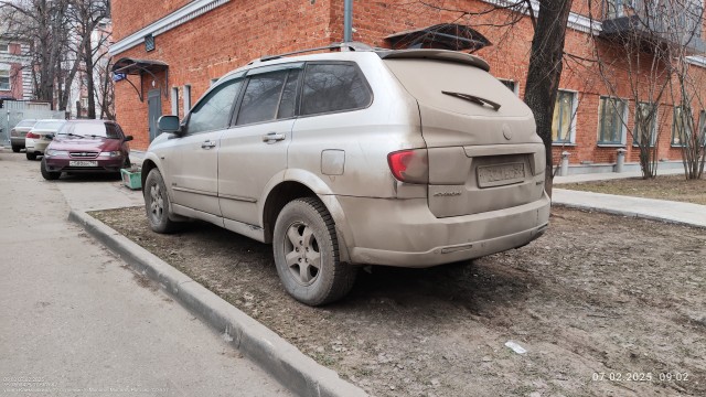 В ЖК «Рассказово» появился «кефирный мститель» — он обливает кисломолочным напитком машины, которые неправильно припаркованы