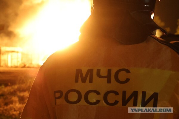 Три складских здания с ГСМ загорелись под Ростовом-на-Дону