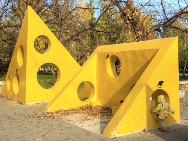 В Самаре неизвестные раскрасили бетонные блоки с дырками в парке Гагарина в цвет сыра и дорисовали мышей