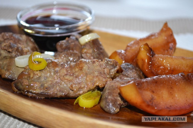 Куриная печень с яблоками