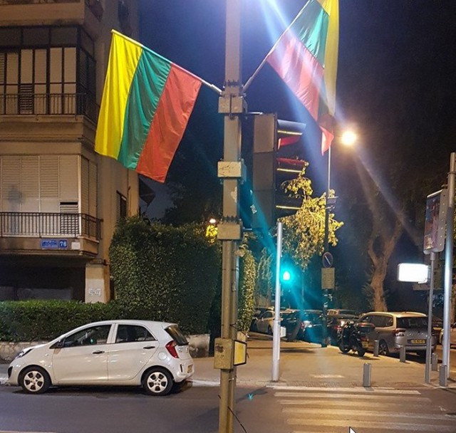 В преддверии гей-парада мэрия Тель-Авива развесила на улицах разноцветные флаги... Литвы