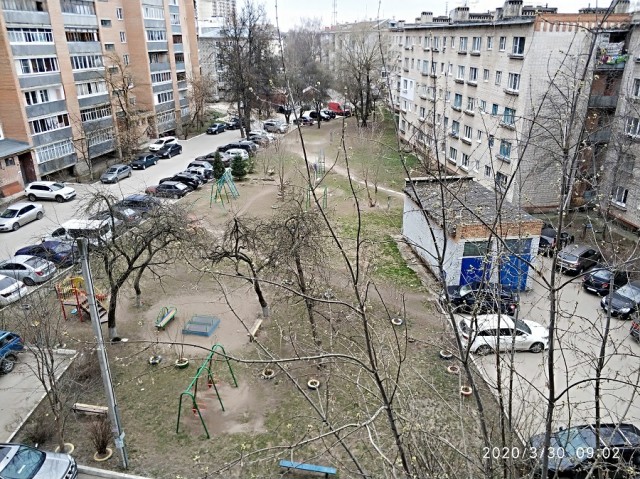 Давайте фото у кого какой вид из окна на оживленные улицы городов в настоящий момент