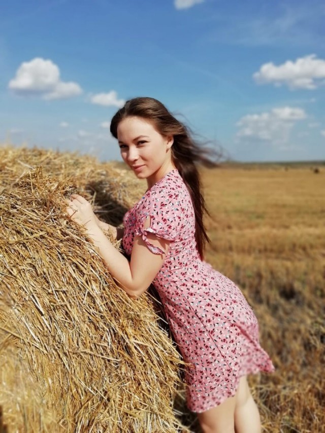 Девушки и сено... и солома