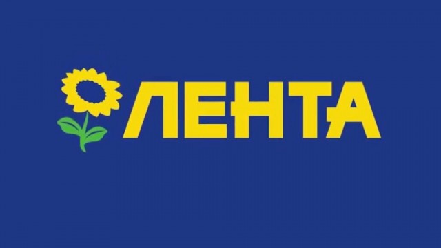 Сотрудники МВД привлекли бригаду монтажников, чтобы разобрать жёлто-синюю крышу дома в Балашихе