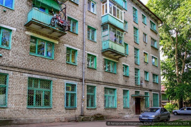 Москвич решил парковать мотоцикл прямо на лестничной площадке — на жалобы соседей байкер не реагирует
