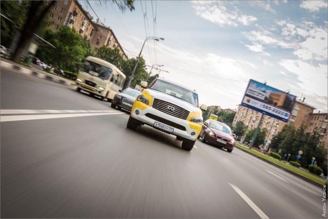 Сумасшедше-разноцветный Infiniti QX56
