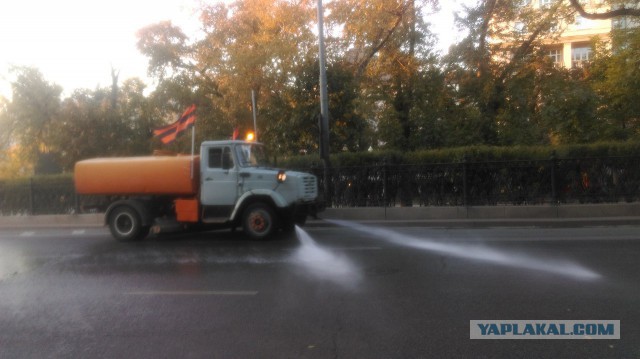 Москвичи встречают марш мира флагами ДНР И ЛНР