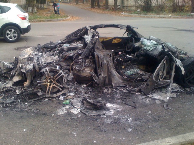 Тушение пожара в автомобиле от первого лица