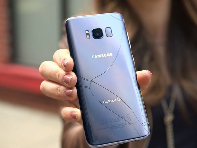 "Я ломал стекло как шоколад в руке": Хрупкие iPhone X загрузят работой ремонтные мастерские