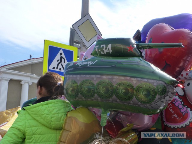 Почему я не могу найти в магазинах Деда Мороза, везде только Санта Клаусы!