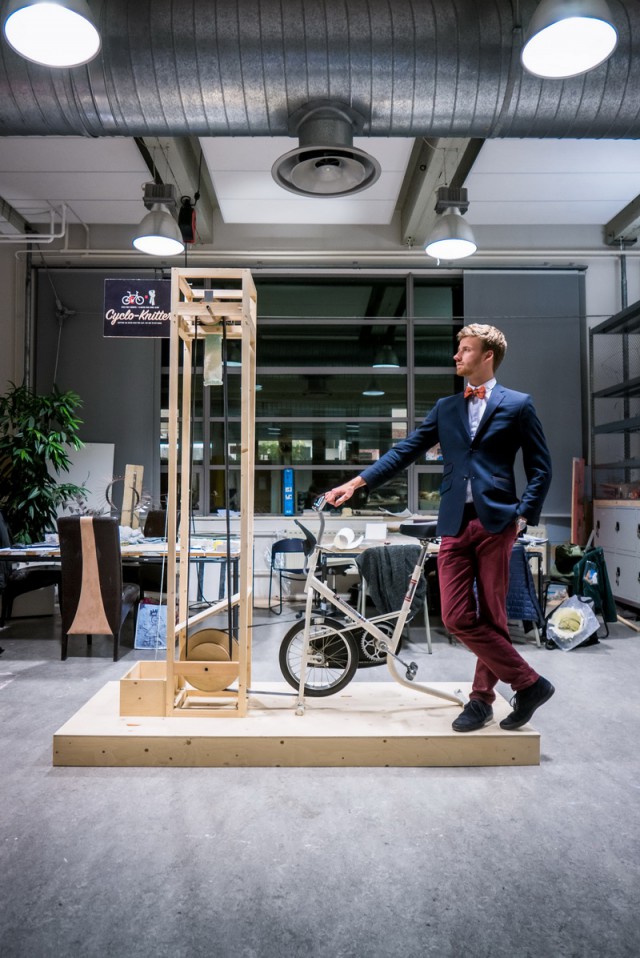 Как парень сделал вязальную машину, чтобы развлечь пассажиров в ожидании поезда