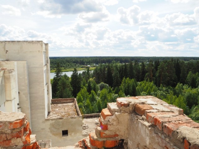 Огромное здание заброшенного санатория МО в г. Калязин