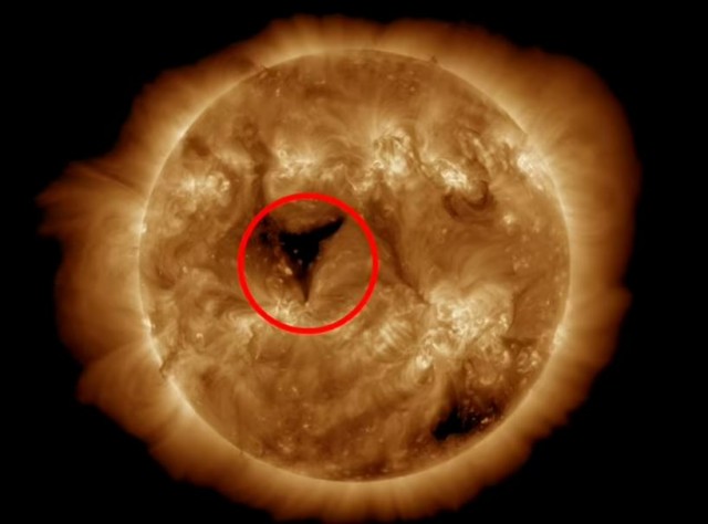 На Солнце появилась новая гигантская дыра. Она в 20 раз больше Земли. Ждем мощнейшую магнитную бурю