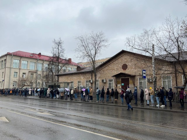 Очереди перед пунктами сдачи крови в Москве и Подмосковье  растянулись на сотни метров