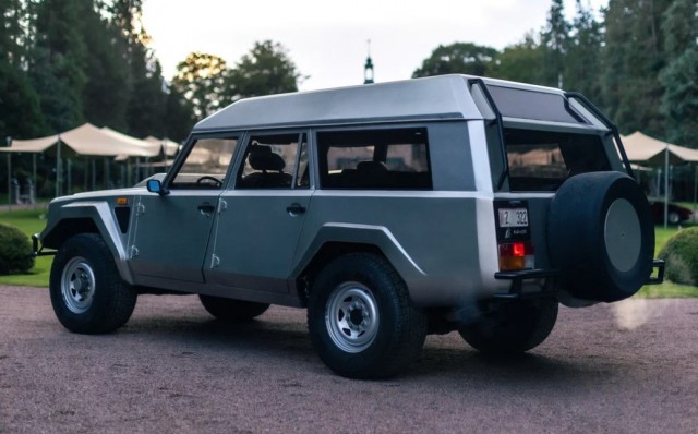 На торги выставили уникальный внедорожник Lamborghini LM002, созданный для султана Брунея