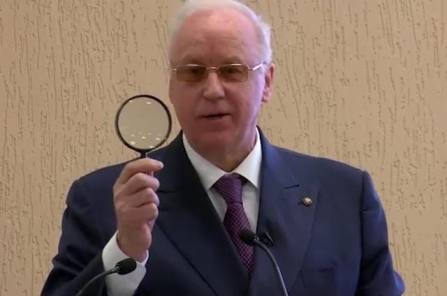 Московская полиция ищет водителя, который чуть не сбил женщину на «зебре» и устроил гонки на тротуаре возле колледжа