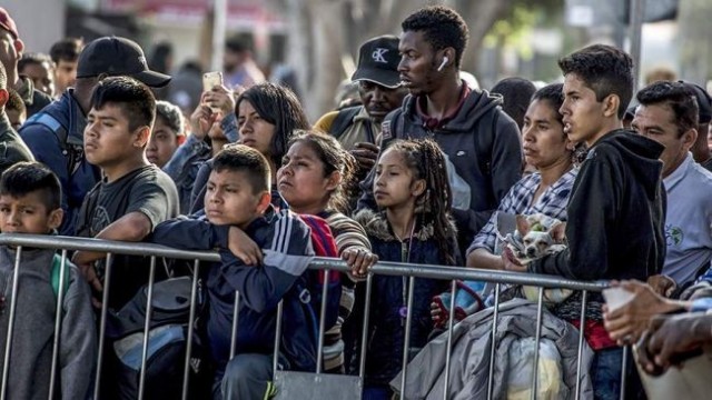 США: Трамп планирует штрафовать мигрантов на 998 долларов в день за невыезд из страны