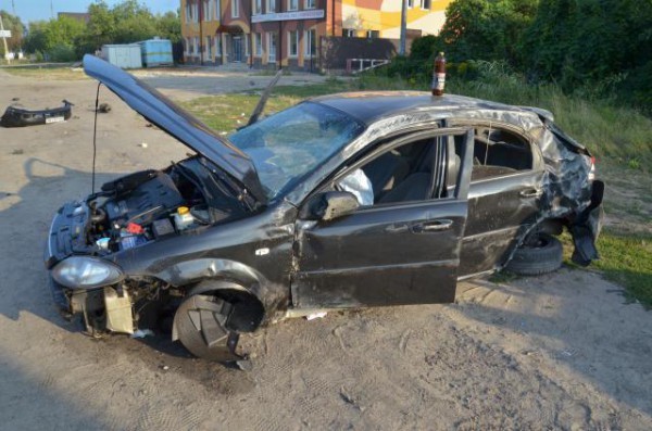 В Киеве пьяные автослесари уничтожили машину клиен