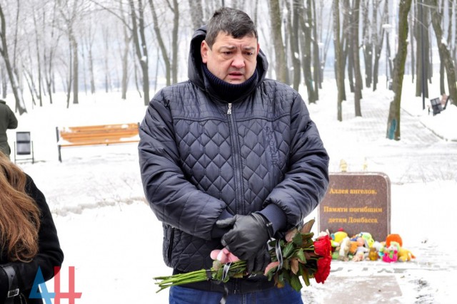 На Аллее ангелов в Донецке почтили память детей