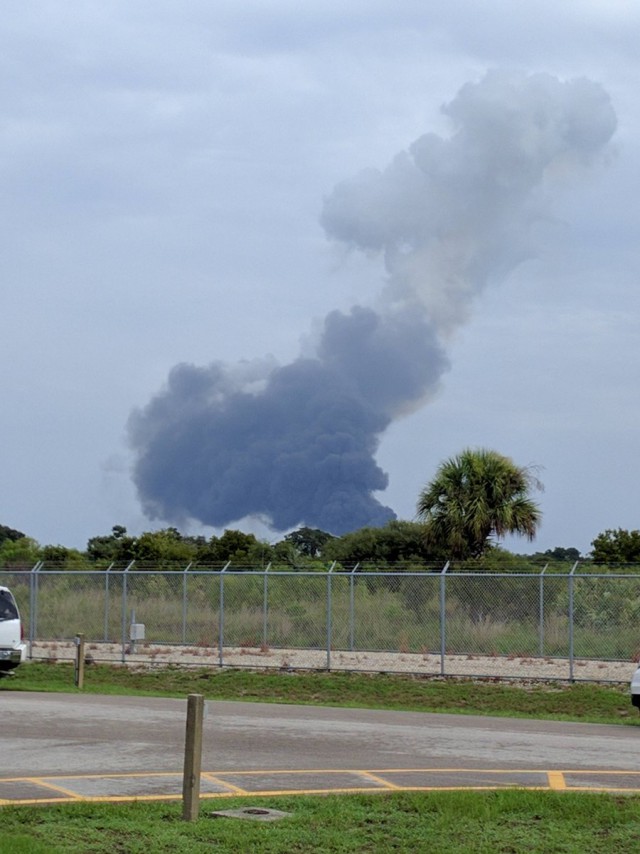 Ракета-носитель Falcon 9 компании SpaceX Элона Маска взорвалась на стартовой площадке.