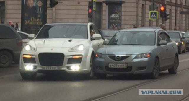 Слепой водила на Порше... Типа и так пропустят.... Но Мазда пошла на принцип