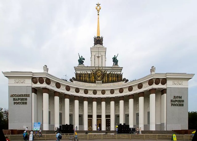 Пожар на ВДНХ. Горит павильон Центральный