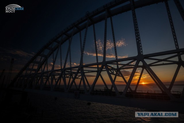Крымский мост показал свои живописные грани