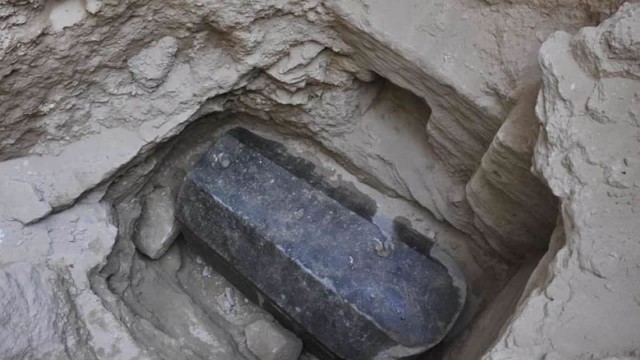 Черный саркофаг и белая голова: случайная находка в Александрии