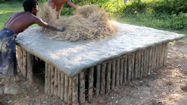 Два камбоджийца построили домик с бассейном всего за две недели, используя подручные материалы