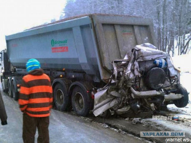 Фура расплющила «Ладу» на калужской трассе