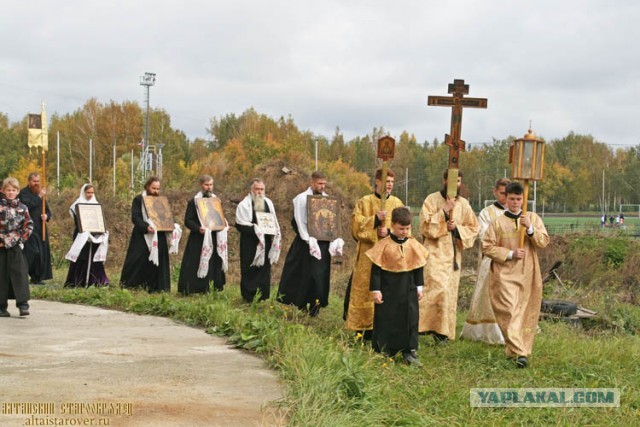 Люди в масках приложили красные православные кресты ко входу мусульманского центра в Петербурге. Центр «Э» идет по их следам