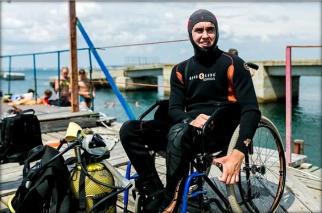 В Анапе инвалид-колясочник бросился в море спасать утопающего