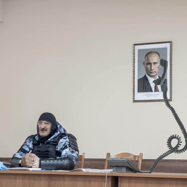 Фотожабы: омоновец на фоне Путина