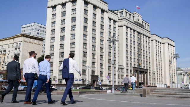 Занять места согласно выданным мандатам