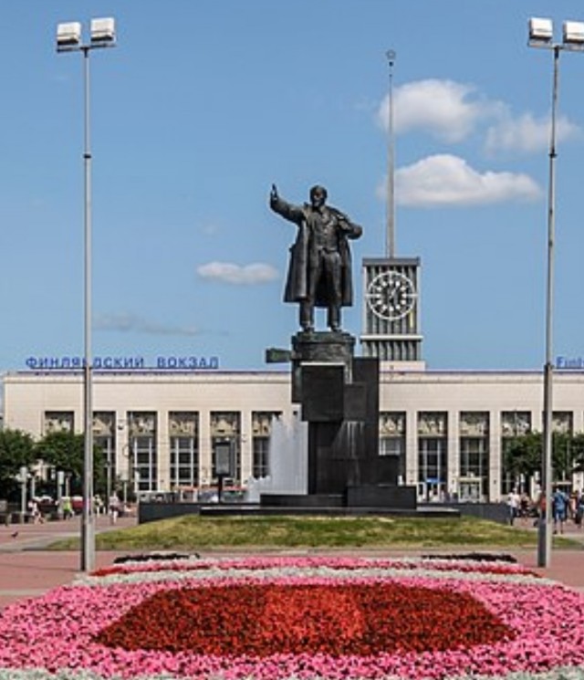 В Днепропетровске снесли памятники Горькому и Чкалову
