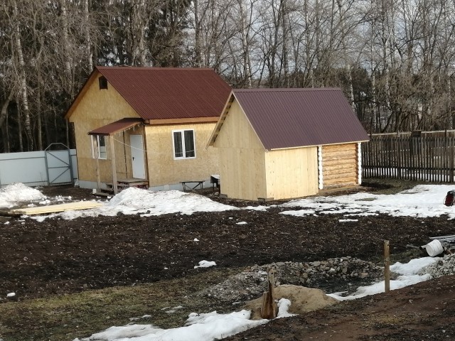 Вот живет себе человек, живет, а потом бац, у него появляется дача. И это всё. Начало конца.