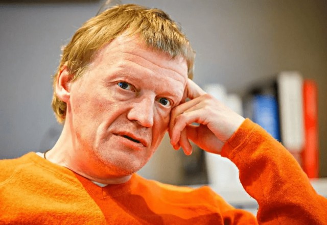 Притихший Алексей Серебряков